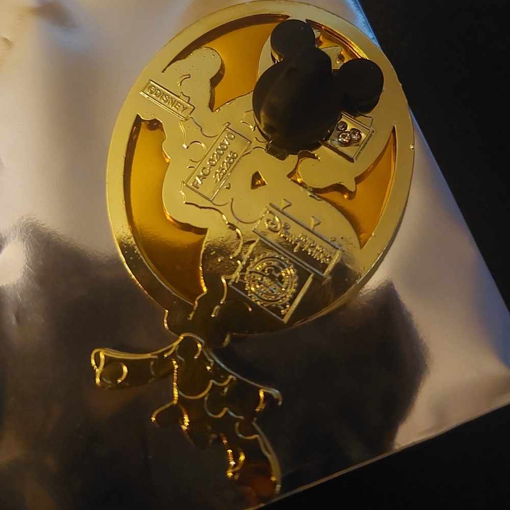Exclusive Hong Kong DISNEY 2026 Pins - Picture 6 of 7